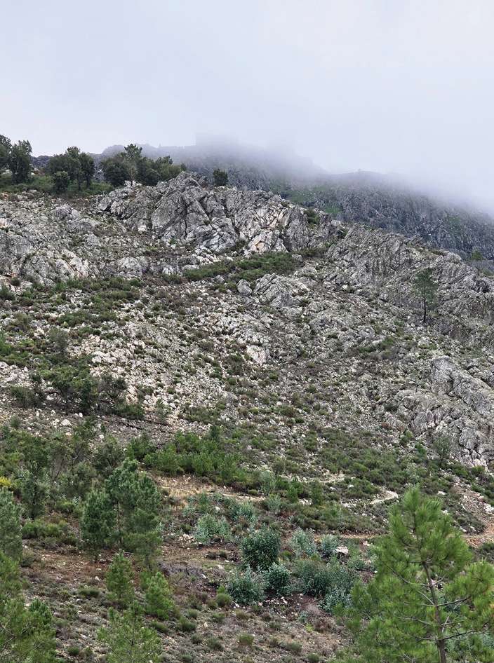 Nuvem a descer sobre as encostas rochosas da Serra de São Mamede