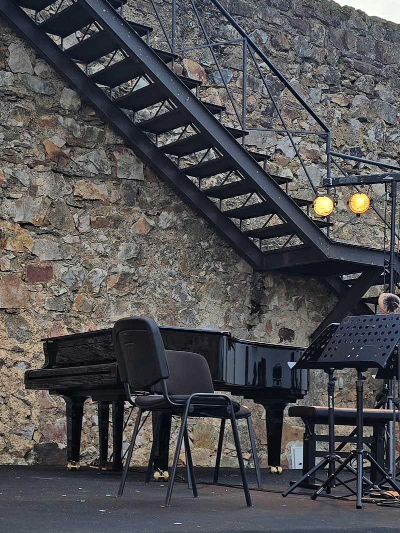 Um piano de cauda junto a uma parede de granito, para o festival de música de Marvão